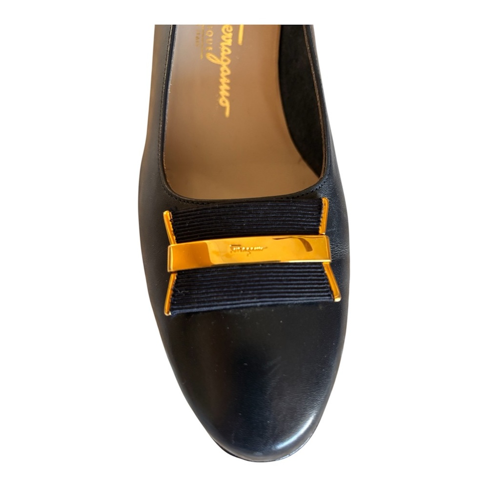 Vintage Salvatore Ferragamo Navy w Gold detail heels Sz 8.5 EUC - Picture 2 of 6